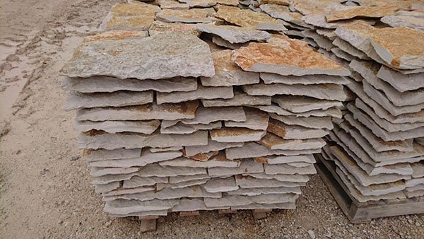 pierres-cheminee-escalier